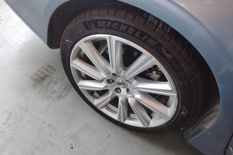 Used Volvo S90 New Energy 2019 T8 e-Drive Hybrid Intelligent Luxury Version China VI Standard Right Rear Wheel Hub