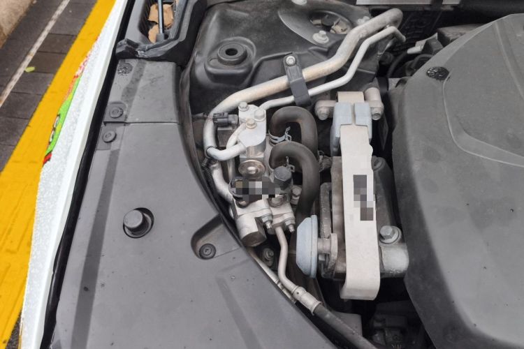 Used Volvo S90 New Energy 2019 T8 e-Drive Hybrid Intelligent Luxury Version China VI Standard Engine Bay Right