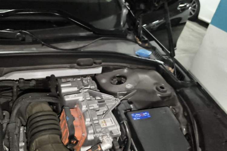Used Volvo S90 New Energy 2019 T8 e-Drive Hybrid Intelligent Luxury Version China VI Standard Engine Bay Left