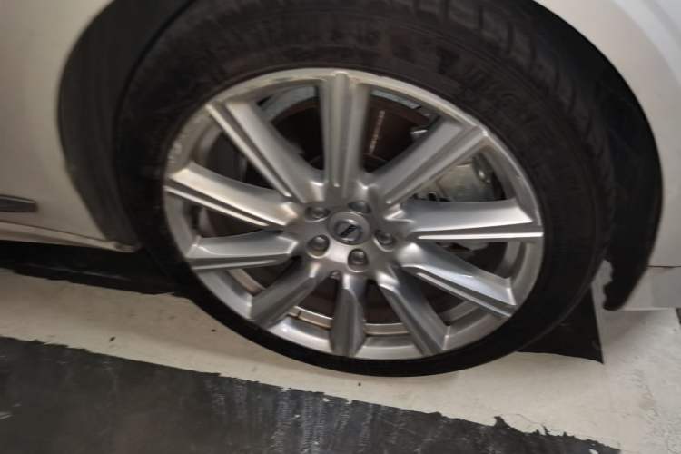 Used Volvo S90 New Energy 2019 T8 E-Drive Hybrid Intelligent Luxury Version China V Standard Right Front Wheel Hub