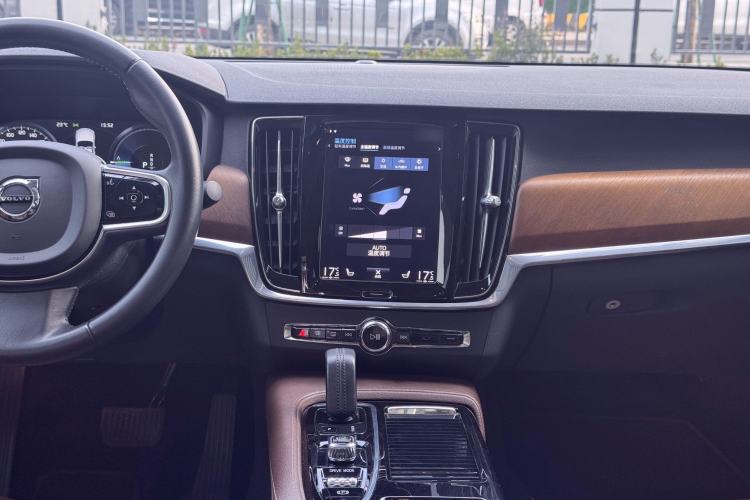 Used Volvo S90 New Energy 2020 T8 e-Drive Hybrid – Zhiyi Luxury Edition Audio And AC Panel