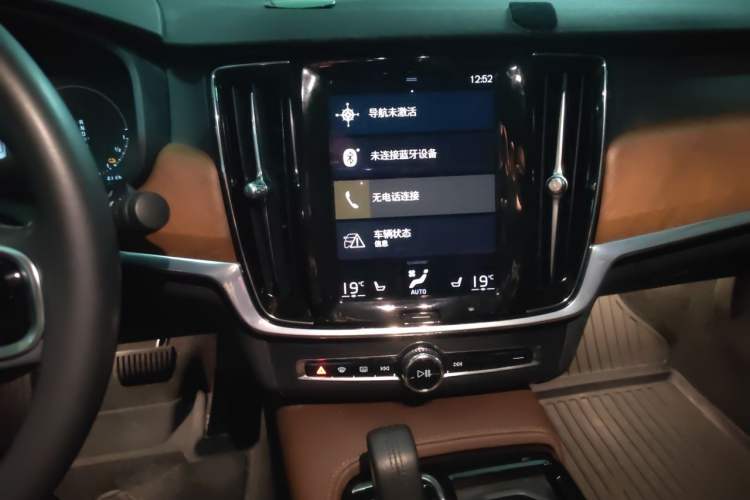 Used Volvo S90 New Energy 2020 T8 e-Drive Hybrid – Zhiyi Luxury Edition Audio And AC Panel