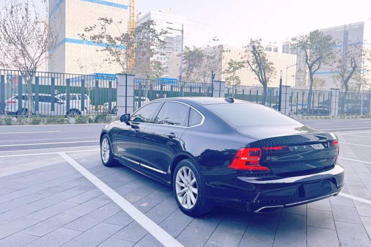 Used Volvo S90 New Energy 2020 T8 e-Drive Hybrid – Zhiyi Luxury Edition Exterior 3