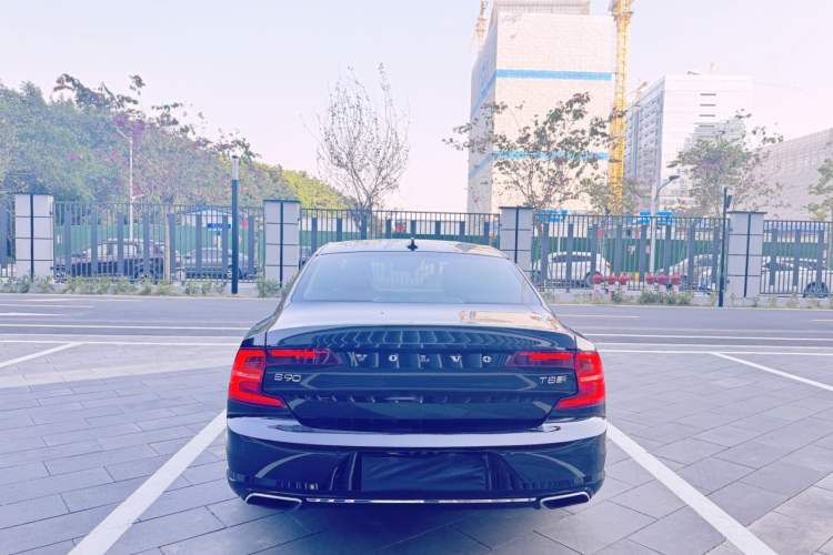 Used Volvo S90 New Energy 2020 T8 e-Drive Hybrid – Zhiyi Luxury Edition Exterior 4