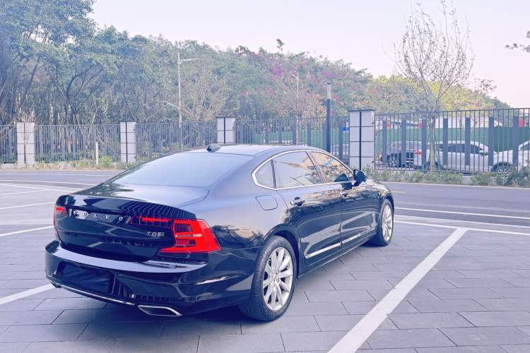 Used Volvo S90 New Energy 2020 T8 e-Drive Hybrid – Zhiyi Luxury Edition Exterior 5