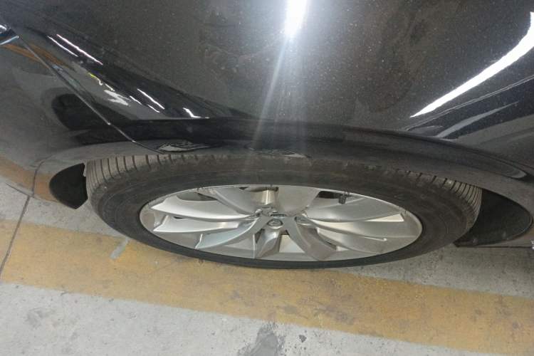Used Volvo S90 New Energy 2020 T8 e-Drive Hybrid – Zhiyi Luxury Edition Left Front Wheel Hub