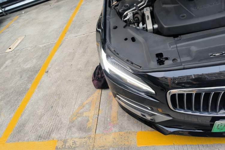 Used Volvo S90 New Energy 2020 T8 e-Drive Hybrid – Zhiyi Luxury Edition Right Front Headlight