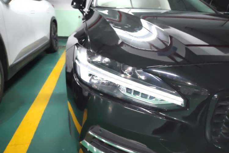 Used Volvo S90 New Energy 2020 T8 e-Drive Hybrid – Zhiyi Luxury Edition Right Front Headlight