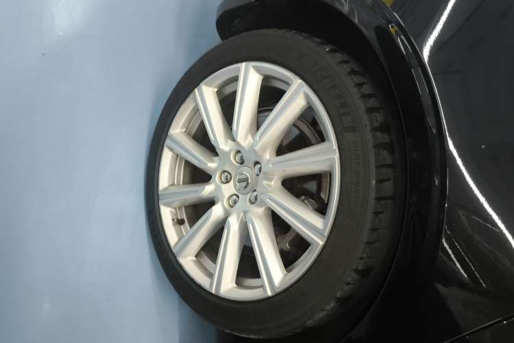 Used Volvo S90 New Energy 2020 T8 eDrive Hybrid Luxury Edition Right Rear Wheel Hub