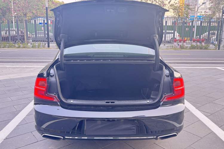 Used Volvo S90 New Energy 2020 T8 e-Drive Hybrid – Zhiyi Luxury Edition Trunk