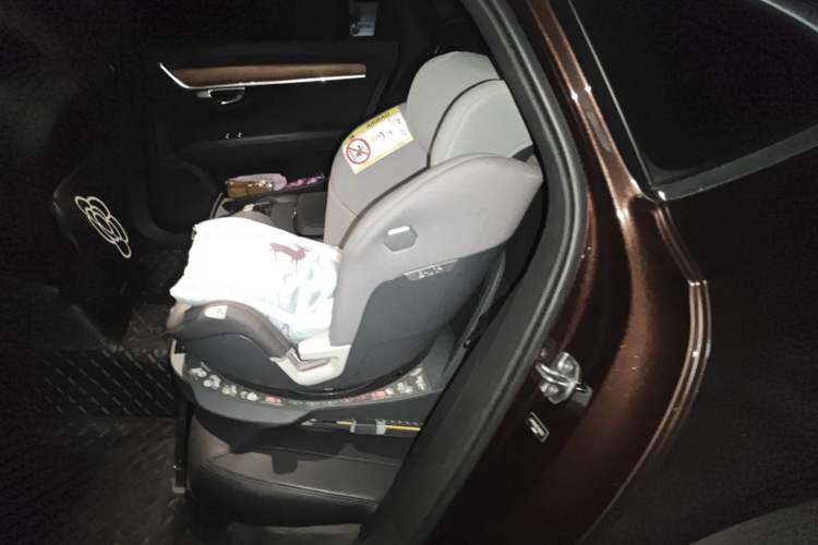 Used Volvo S90 New Energy 2020 T8 e-Drive Hybrid – Zhiyi Luxury Edition Left Rear Seat