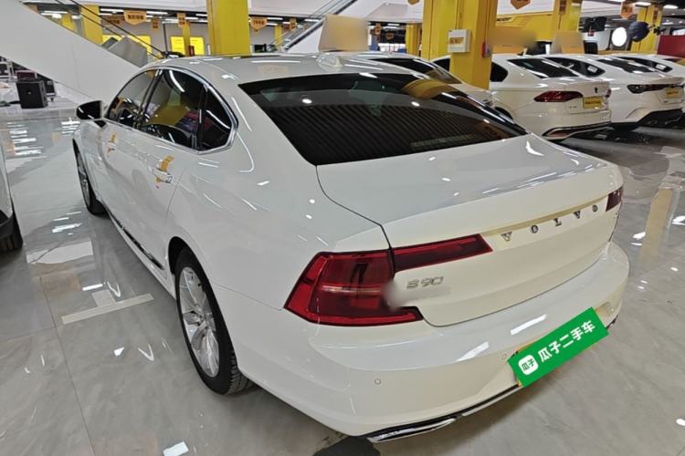 Used Volvo S90 New Energy 2020 T8 e-Drive Hybrid – Zhiyi Luxury Edition Exterior 2