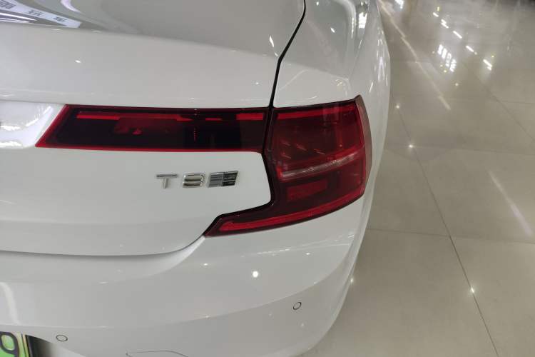 Used Volvo S90 New Energy 2020 T8 e-Drive Hybrid – Zhiyi Luxury Edition Exterior 3