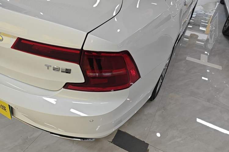 Used Volvo S90 New Energy 2020 T8 e-Drive Hybrid – Zhiyi Luxury Edition Exterior 3