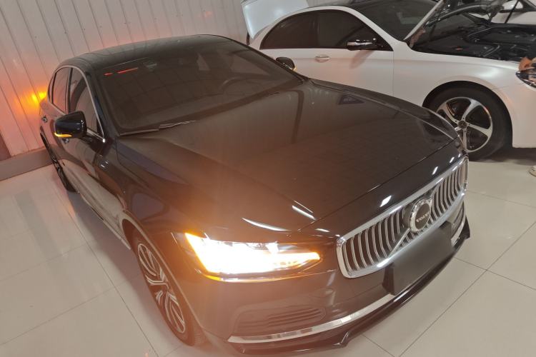 Used Volvo S90 New Energy 2021 T8 eDrive Hybrid Zhiyi Luxury Edition Front Right 45 Deg