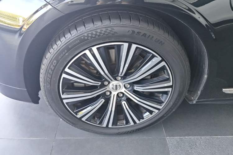 Used Volvo S90 New Energy 2021 T8 eDrive Hybrid Zhiyi Luxury Edition Left Front Wheel Hub