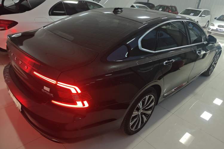 Used Volvo S90 New Energy 2021 T8 eDrive Hybrid Zhiyi Luxury Edition Rear Right 45 Deg
