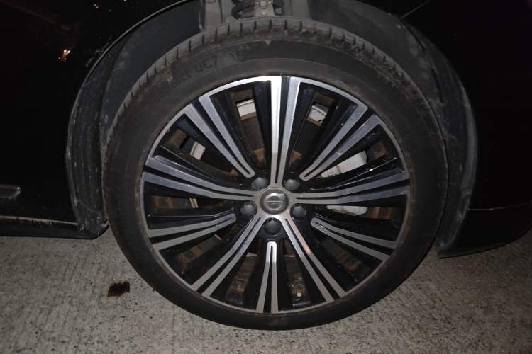 Used Volvo S90 New Energy 2021 T8 eDrive Hybrid Zhiyi Luxury Edition Right Front Wheel Hub