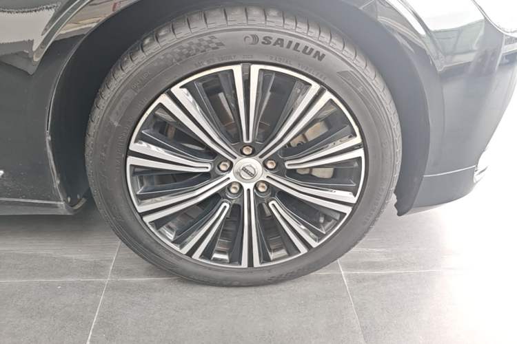 Used Volvo S90 New Energy 2021 T8 eDrive Hybrid Zhiyi Luxury Edition Right Front Wheel Hub
