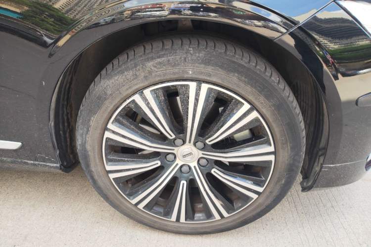 Used Volvo S90 New Energy 2021 T8 eDrive Hybrid Zhiyi Luxury Edition Right Front Wheel Hub