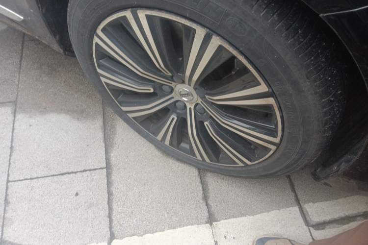 Used Volvo S90 New Energy 2021 T8 eDrive Hybrid Zhiyi Luxury Edition Right Front Wheel Hub