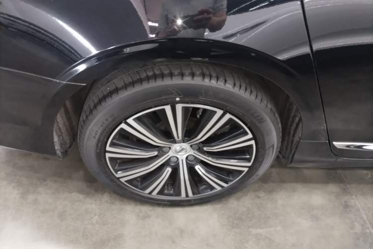Used Volvo S90 New Energy 2021 T8 eDrive Hybrid Zhiyi Luxury Edition Right Rear Wheel Hub