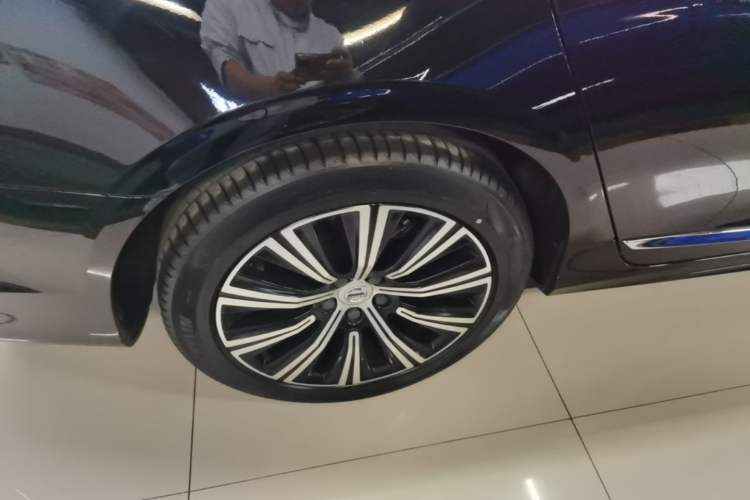 Used Volvo S90 New Energy 2021 T8 eDrive Hybrid Zhiyi Luxury Edition Right Rear Wheel Hub