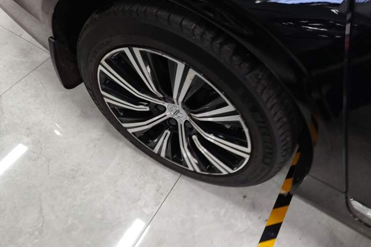 Used Volvo S90 New Energy 2021 T8 eDrive Hybrid Zhiyi Luxury Edition Right Rear Wheel Hub