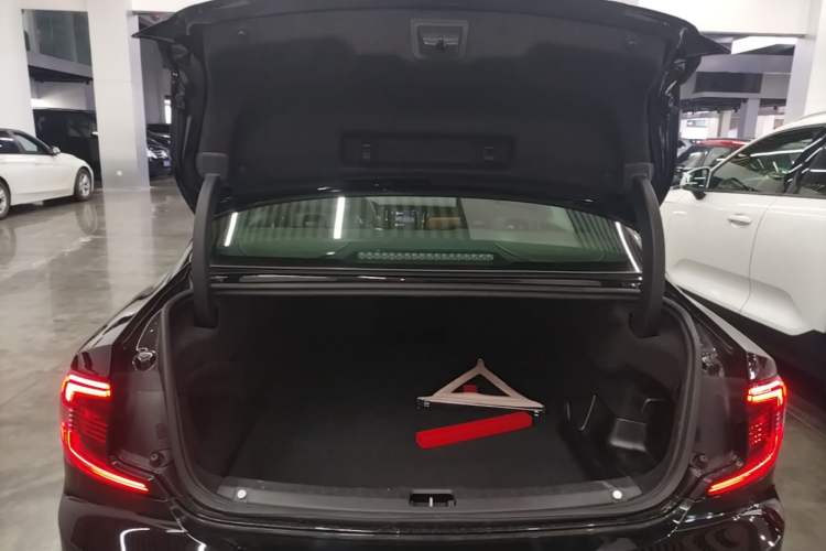 Used Volvo S90 New Energy 2021 T8 eDrive Hybrid Zhiyi Luxury Edition Trunk