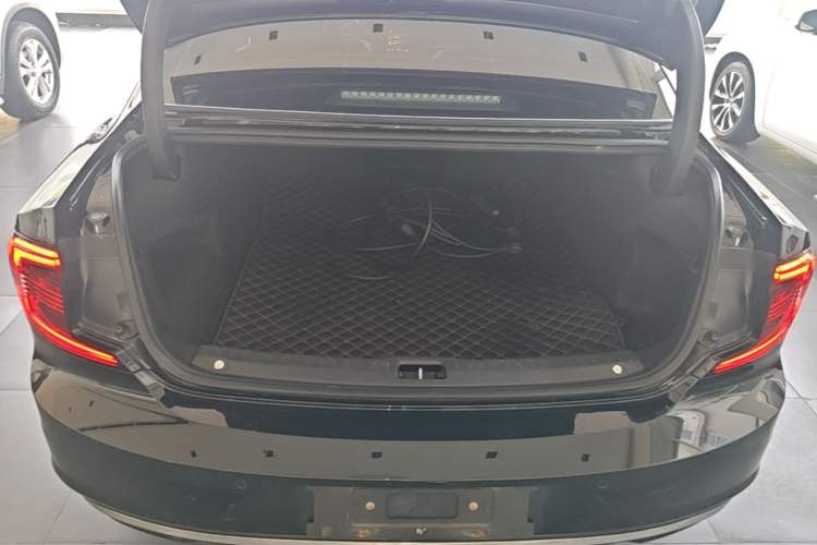 Used Volvo S90 New Energy 2021 T8 eDrive Hybrid Zhiyi Luxury Edition Trunk