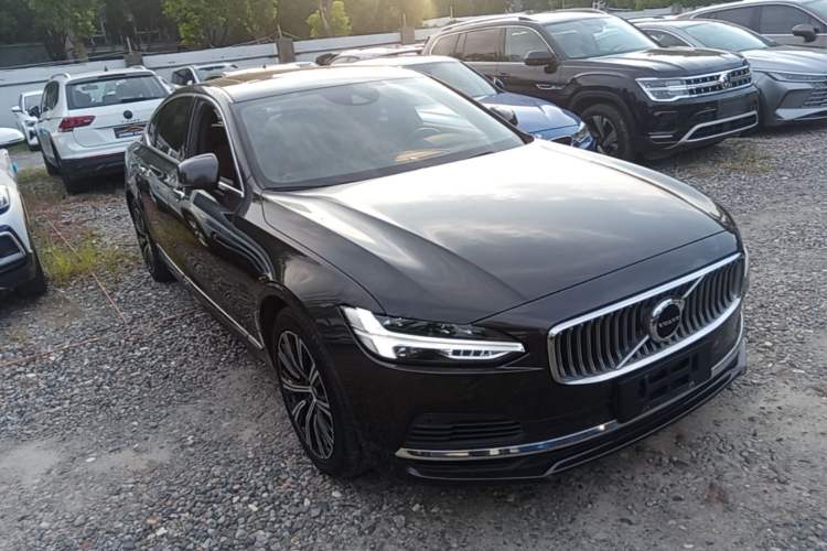 Used Volvo S90 New Energy 2021 T8 eDrive Hybrid Zhiyi Luxury Edition Front Right 45 Deg