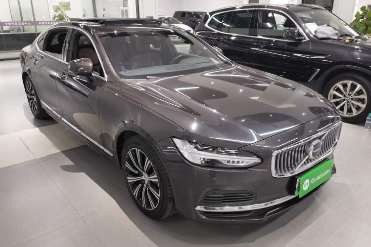 Used Volvo S90 New Energy 2021 T8 eDrive Hybrid Zhiyi Luxury Edition Front Right 45 Deg