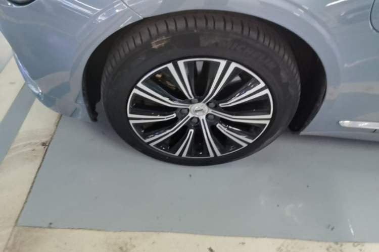 Used Volvo S90 New Energy 2021 T8 eDrive Hybrid Zhiyi Luxury Edition Left Front Wheel Hub