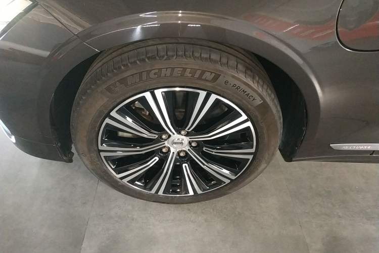 Used Volvo S90 New Energy 2021 T8 eDrive Hybrid Zhiyi Luxury Edition Left Front Wheel Hub