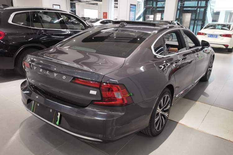 Used Volvo S90 New Energy 2021 T8 eDrive Hybrid Zhiyi Luxury Edition Rear Right 45 Deg