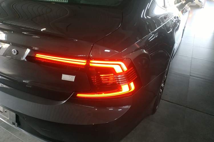 Used Volvo S90 New Energy 2021 T8 eDrive Hybrid Zhiyi Luxury Edition Right Rear Taillight
