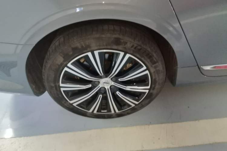 Used Volvo S90 New Energy 2021 T8 eDrive Hybrid Zhiyi Luxury Edition Right Rear Wheel Hub