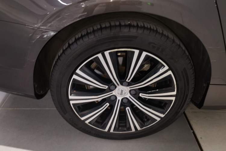 Used Volvo S90 New Energy 2021 T8 eDrive Hybrid Zhiyi Luxury Edition Right Rear Wheel Hub