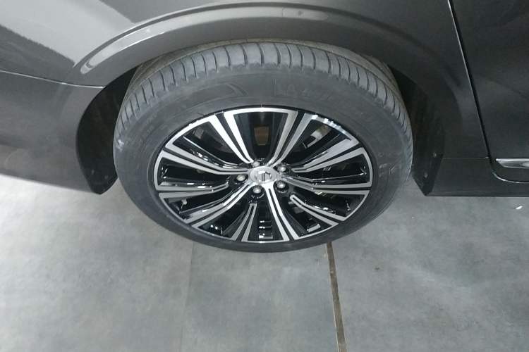 Used Volvo S90 New Energy 2021 T8 eDrive Hybrid Zhiyi Luxury Edition Right Rear Wheel Hub