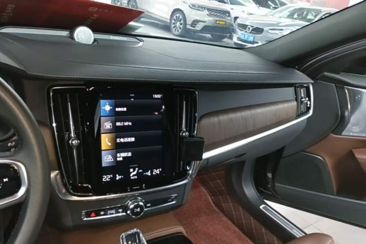 Used Volvo S90 New Energy 2021 T8 e-Drive Hybrid Luxury Edition Center Console