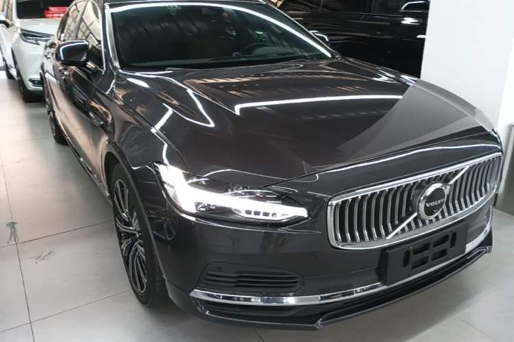 Used Volvo S90 New Energy 2021 T8 e-Drive Hybrid Luxury Edition Front Right 45 Deg