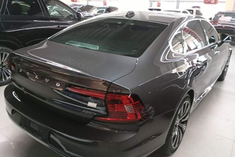 Used Volvo S90 New Energy 2021 T8 e-Drive Hybrid Luxury Edition Rear Right 45 Deg
