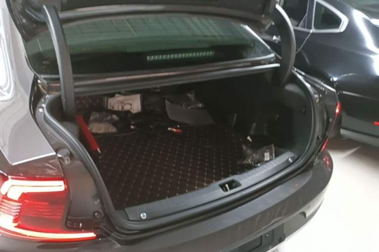 Used Volvo S90 New Energy 2021 T8 e-Drive Hybrid Luxury Edition Trunk
