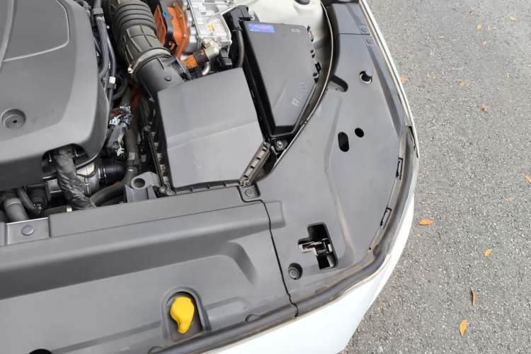 Used Volvo S90 New Energy 2021 T8 eDrive Hybrid Zhiyi Luxury Edition Engine Bay Left