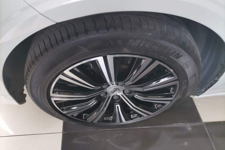 Used Volvo S90 New Energy 2021 T8 eDrive Hybrid Zhiyi Luxury Edition Left Front Wheel Hub