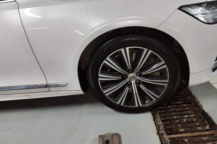 Used Volvo S90 New Energy 2021 T8 eDrive Hybrid Zhiyi Luxury Edition Right Front Wheel Hub