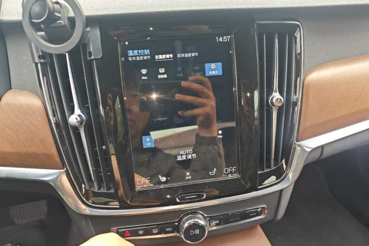 Used Volvo S90 New Energy 2022 T8 eDrive Hybrid Luxury Edition Audio And AC Panel
