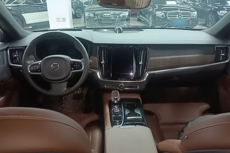 Used Volvo S90 New Energy 2022 T8 eDrive Hybrid Luxury Edition Center Console