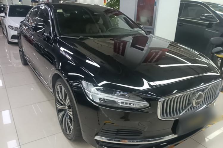 Used Volvo S90 New Energy 2022 T8 eDrive Hybrid Luxury Edition Front Right 45 Deg