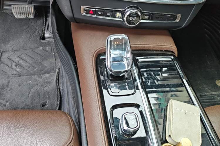 Used Volvo S90 New Energy 2022 T8 eDrive Hybrid Luxury Edition Gear Lever